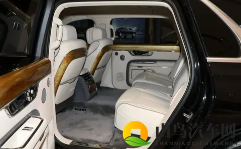 真国产豪华,这车也有钱未必能买到,气场比“劳斯”还强-3