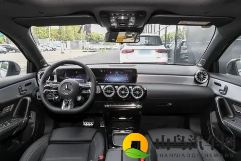2025 款奔驰 A 级 AMG 两款车型对比:动力同源,配置差异影响选择?-3