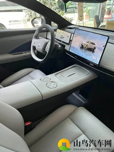 老师的兔子又大又圆：课堂上老师展示的兔子真圆滚滚-1