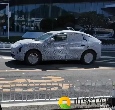 小鹏MONA SUV伪装谍照曝光，计划2026年正式推出-2