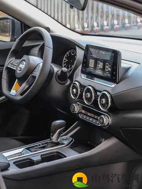 跑长途油费超300？轩逸实测：300公里花160，后排躺2小时不腰酸-1