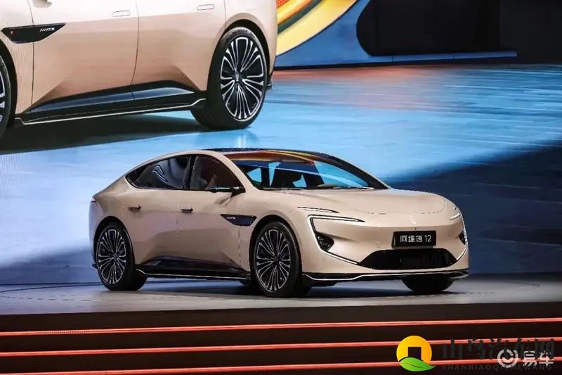 限时价25.99万起,阿维塔12四激光版上市-1