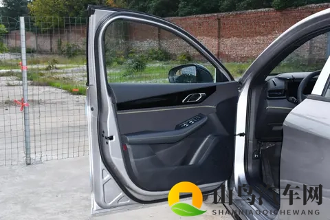 邂逅领克03：一台让日常通勤也充满悸动的运动轿车-3