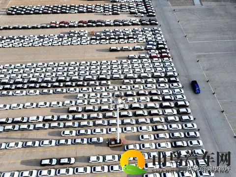 年轻人疯抢“破产车”!7万块提走14万哪吒,是捡漏还是踩坑?-2