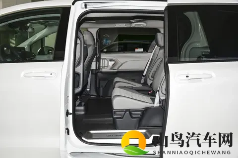 老师穿双开真丝旗袍穿法步骤：展示教师如何穿双开领真丝旗袍技巧-2