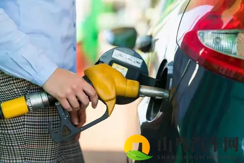 燃油车会被淘汰吗？假期去跑一趟高速，你也许就清楚了！-2