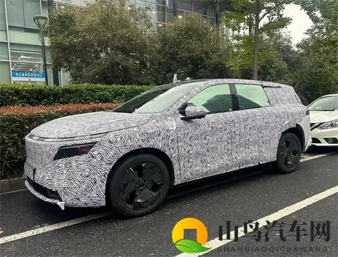 再搭贯穿式灯组，疑似东风日产纯电SUV曝光，配悬浮式双联屏-2