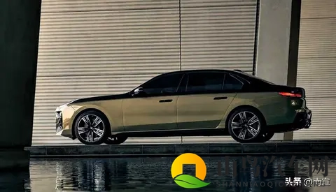 宝马7系减配了，用户懵了，豪华车也玩“断舍离”？-2