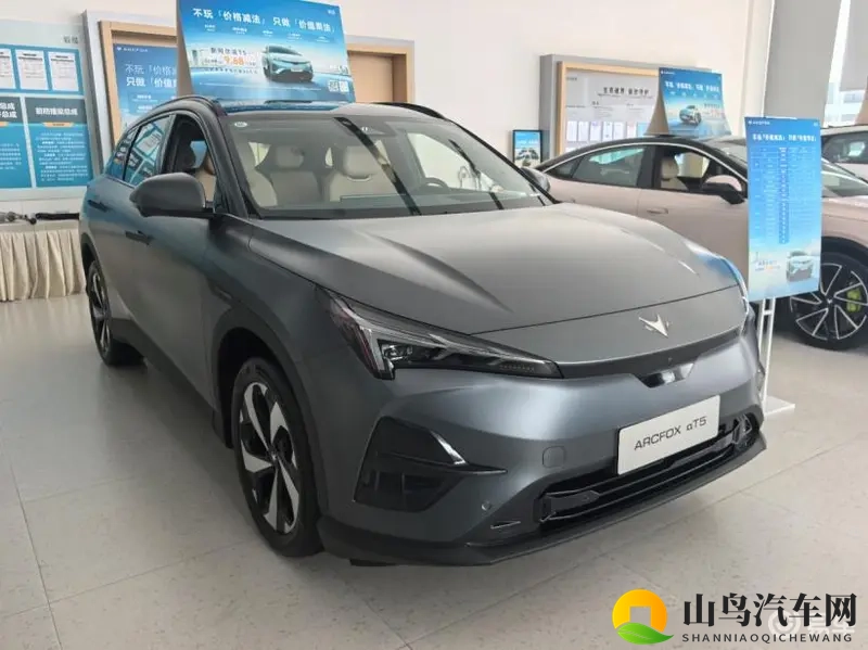 新极狐阿尔法T5.26万起,2025纯电SUV价值新宠-1