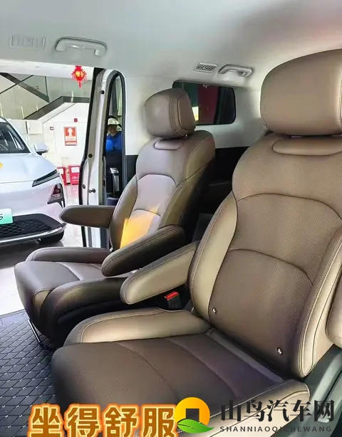 五菱星光730：768万起的7座MPV，凭什么预售1小时订单破万？-2