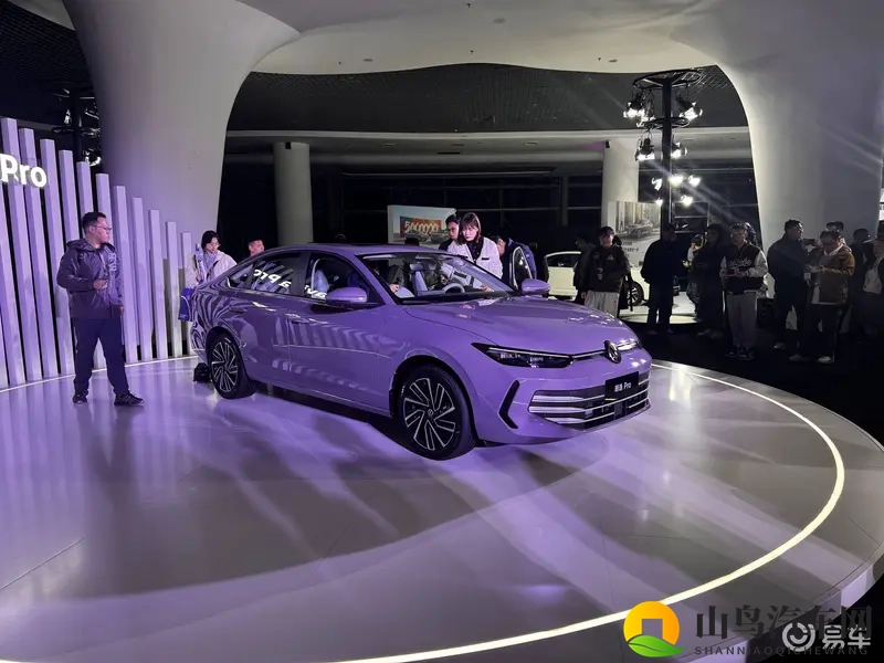 888万起的朗逸Pro，标配腾讯生态，要智能冲顶配-1