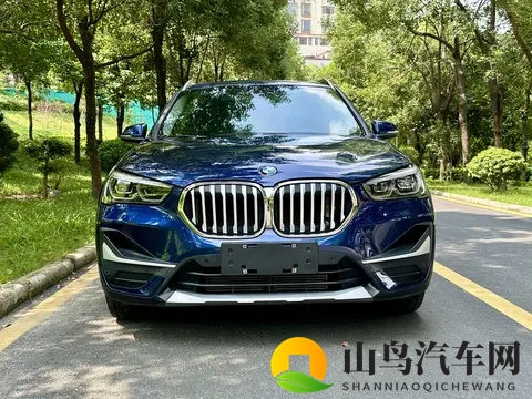 男生女生一起在床上打扑克：时尚座驾打造独特车内娱乐天地-1