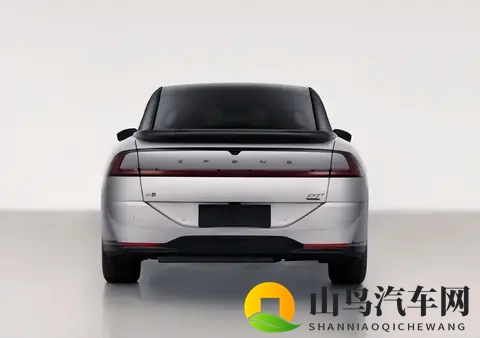 小鹏P7+增程版亮相！492度大电池加持，WLTC纯电续航325公里-2