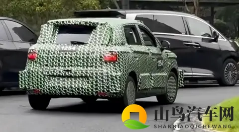 零跑A10测试谍照首次曝光 新车将于本月广州车展正式亮相-1