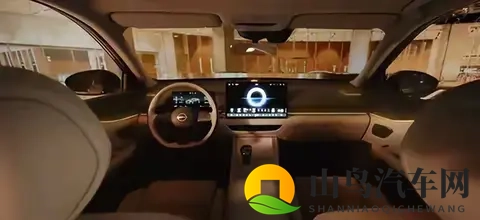 争议拉满！天籁115重磅登场，鸿蒙座舱救得了销量？-2