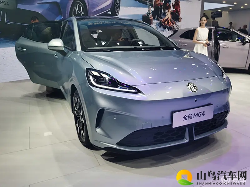 不到10万可拿下!上汽MG4半固态电池小车亮相广州车展-1