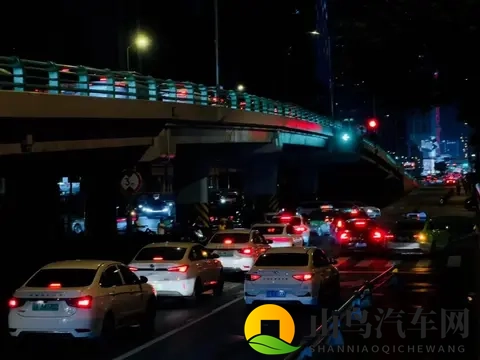 打扑克又疼又叫视频软件下载安装：棋牌娱乐影音应用获取指南-1