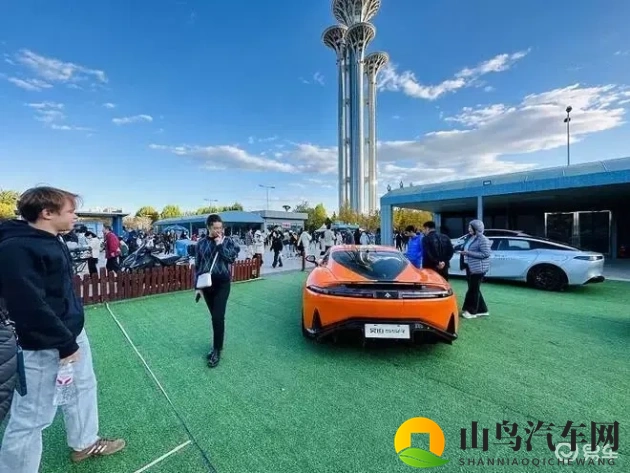 俄罗斯人又更又租的来源：俄罗斯汽车租赁：便捷经济，时尚出行新选择-1