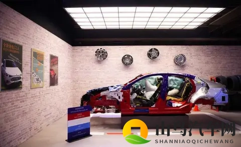 奔驰朋友圈全变红 百年老厂赌上未来？纯电CLA安全真能打？-3