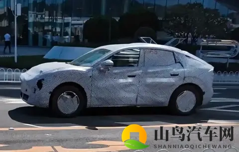 小鹏MONA SUV谍照曝光 外观内饰与M03风格相似 续航接近600km-1