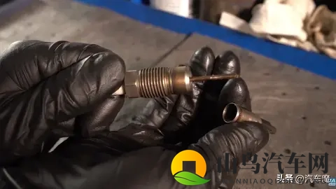 断火花塞别慌！90%人硬撬毁缸，正确方法3步搞定还省工时费-2