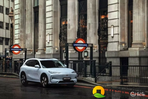 两人打扑克剧烈运动：极限驾驶挑战，扑克车手激情赛道对决-1