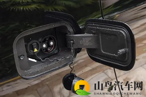 中大型MPV再添“狠角色”，标配四驱+128线激光雷达，2858万起-3