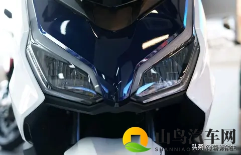 直降8K！本田佛沙350反向升级，雅马哈XMAX的中排踏板地位稳吗？-1