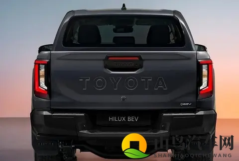 丰田全新HiLux震撼亮相：双动力版本引领市场新风向-3