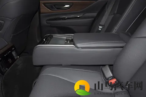 2024款丰田皇冠Sedan 25L HEV至享版与至尊版深度对比解析-3