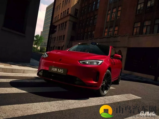 问界新M5 Ultra与特斯拉Model Y：哪款更佳伴侣-1