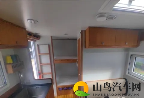 前面越野车,侧面小货车:这台奔驰‘四不像’,凭啥敢卖一百万?-3