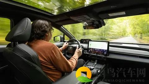 丰田加速电动化步伐，新款C-HR+首秀，设计与性能并重-2