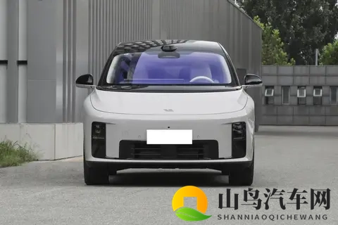 理想汽车的首款纯电SUV，车长近51米，入门就是顶配-3