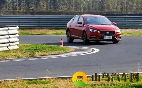 开车不带脑子的致命代价：3秒盲开50米，23倍事故率“隐形杀手”-1