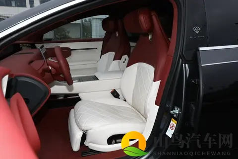 华为乾崑+大容量电池+豪华配置全拉满，2026款阿维塔 12深度体验！-3