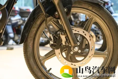 500公里续航+复古造型！铃木酷飚150实测感受，槽点也很明显！-1