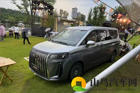 老北汽也凑热闹MPV,锐胜M8增程版预售1698万起,贵不贵?-3