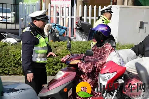 电动车禁用挡风被后，多个防寒新装备出现！网友：这下不怕查了-2