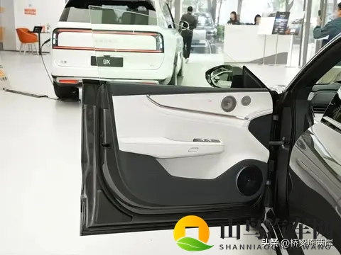 极氪001降价至269万!900V架构让燃油车慌了-1