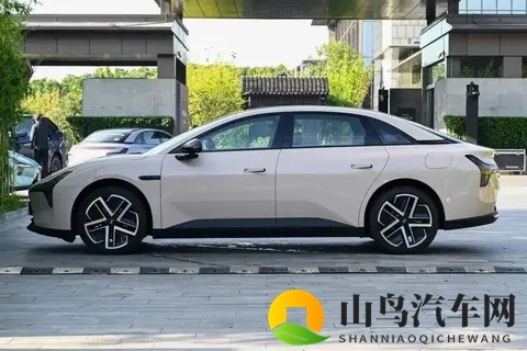 年轻人第一台家轿，买小鹏MONA M03还是长安启源A06？-3