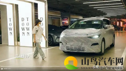 小鹏Robotaxi自动驾驶出租车亮相，最快明年试运营-1