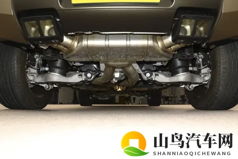 2026 款路虎卫士 OCTA 和 BLACK 版怎么选？16 万差价的背后-2