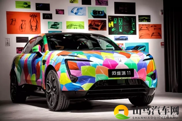 男女在床上打扑克：情侣床上欢乐扑克牌游戏-1