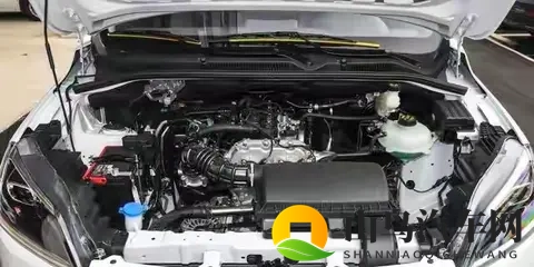 国民神车再升级！五菱燃油新车亮相，7座布局太懂国人-1