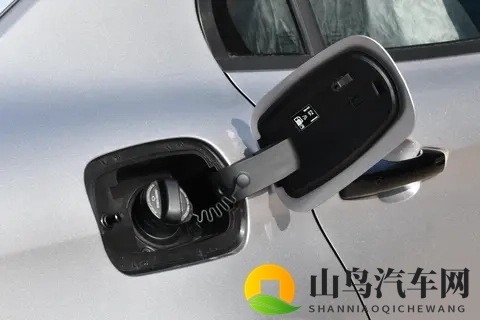 10万级燃油轿车怎么选？推荐这台，配置拉满，动力强劲，值得一看-2