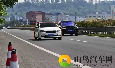 为啥闯红灯都从后面抓拍，超速却从前面抓拍-1