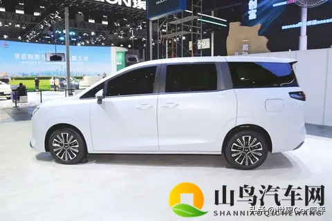 五菱推出一款全新MPV,1068万起,车长超49米,续航超1100km!-2