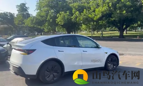 马斯克剧透特斯拉四款AI芯片！无人出租拿掉方向盘明年量产-2