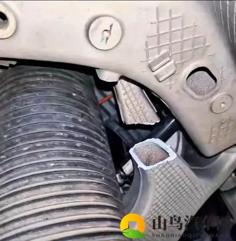 一撞就断！为何新能源车用粗壮的铝合金悬挂，却经常断轴崴脚？-2